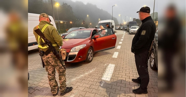 Дбайливо сховала під ковдрою: громадянка Польщі намагалася нишком вивезти за кордон українського бойфренда - INFBusiness