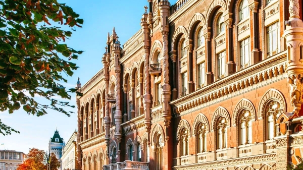 НБУ планує знову повернутися до режиму гнучкого обмінного курсу гривні до долара. Офіційний курс вирівняється до позначки середнього ринкового курсу на міжбанківському ринку. В Україну повертають гнучкий курс долара: яким чином він буде формуватися - INFBusiness