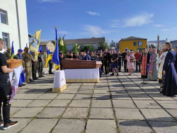 Справедливий, принциповий, мав авторитет у ровесників і довіру старших, він ніколи не боявся відстоювати те, у що вірив — саме так характеризують 1