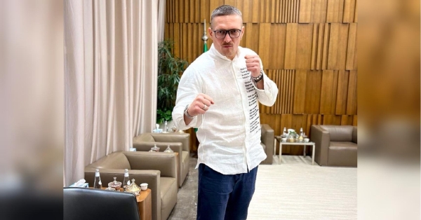 «Велика шафа падає гучніше»: Усик зустрівся з Ф'юрі в Саудівській Аравії та підняв на руки свого майбутнього суперника (відео) - INFBusiness