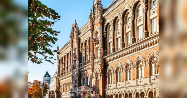 Національний банк України, який раніше продовжив термін обміну монет дрібних номіналів та банкнот гривні старого зразка, введених у обіг до 2003 року, з 03 жовтня 2023 року переходить до режиму керованої гнучкості обмінного курсу. За цього режиму офіційний курс визначатиметься на основі курсу за операціями на міжбанківському ринку, а не встановлюватиметься директивно Національним банком відповідно до постанови Правління НБУ № 18, як це відбувалося з 24 лютого 2022 року. Про це повідомили у відомстві. Нацбанк з 3 жовтня скасовує фіксовані курси долара та євро: що це означає - INFBusiness