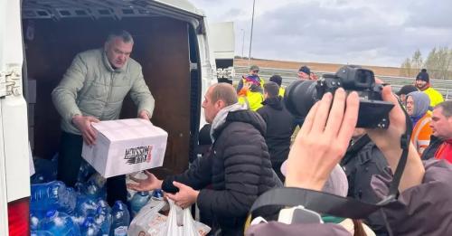 Українським водіям вантажівок, яких заблокували на кордоні польські перевізники, почали підвозити їжу - INFBusiness