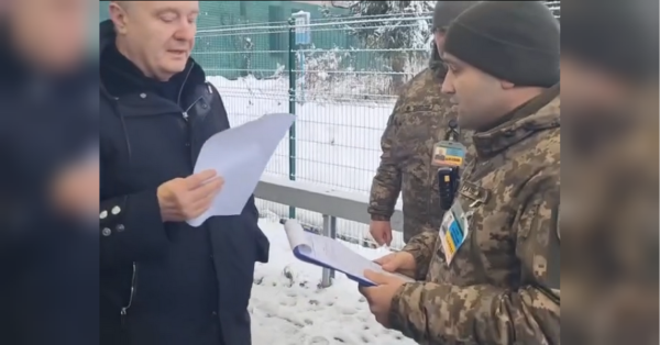 У США ще й досі залишається у «підвішеному стані» військова допомога Україні — тривають консультації щодо її об`єднання її з допомогою Ізраїлю та міграційними питаннями, проти чого раріше застерігав американський президент Джо Байден. Провести перемовини в США планував п`ятий президент Петро Порошенко, але незважаючи на підписане головою Верховної Ради відрядження, прикордонники не випускають його з країни. «Театр абсурду»: Петра Порошенка не випустили з України для зустрічей із політиками Польщі та США (відео) - INFBusiness