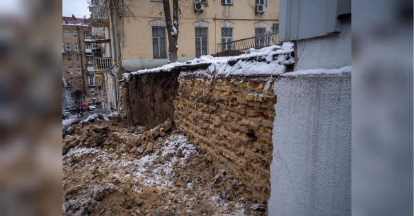 В Києві, який минулої ночі зазнав атаки росії балістичними ракетами, на будівництві стався обвал стіни, внаслідок чого один будівельник загинув. Про це повідомили в Головному управлінні Національної поліції у місті Києві. Робітник загинув на будівництві у центрі Києва (фото) - INFBusiness