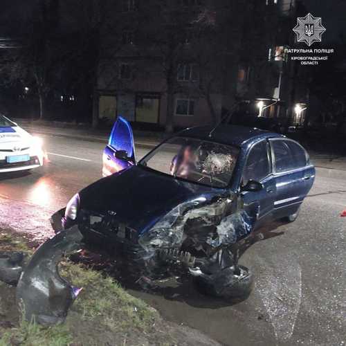 Три адміністративні матеріали склали патрульні на п'яну водійку, яка протаранила електроопору (ФОТО) - INFBusiness