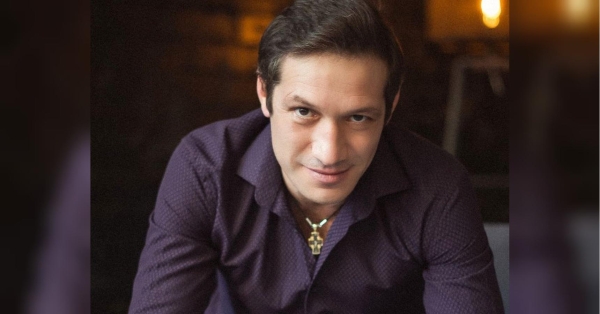 Популярний актор, зірка кінокартини «Козаки. Абсолютно брехлива історія» Олександр Мельник зіграв роль російського офіцера у фільмі «Новорічна зміна» (ICTV2). Детективна комедія вийде 7 січня. Олександр каже, що на свята, як завжди, буде зі своє родиною: «Дома, під ялинкою, з салатом „олів'є“ та телевізором». «Півтора місяця ми просто жили у коридорі»: зірка «Козаки. Абсолютно брехлива історія» про зміни під час великої війни - INFBusiness