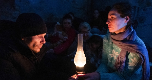 Документальний фільм «20 днів у Маріуполі» здобув номінацію на «Оскар» у категорії «Найкращий документальний фільм». Його режисер Мстислав Чернов майже рік показує стрічку глядачам світу, дає інтервʼю, отримує погрози у соцмережах і спить по чотири години. Все заради того, щоб розповісти, що Росія зробила з Маріуполем та його жителями. 20 днів у Маріуполі номінували на Оскар: чому це важливо не лише для команди фільму - INFBusiness