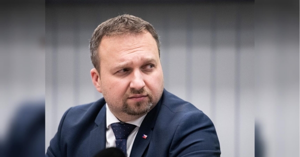 Міністр праці і соціальних питань Чехії, що прийняла у себе багато українських біженців, Маріан Юречка говорив про передачу інформації про біженців на зустрічі з міністеркою соціальної політики України Оксаною Жолнович. Зустріч відбулася в бельгійському Намюрі, де тривали неформальні переговори міністрів праці і соціальних питань країн-членів Європейського союзу і на які запросили й їхніх колег із країн-кандидатів на вступ до ЄС — України й Молдови, повідомляє Radio Prague International. Допомогу можуть урізати: Чехія просить в України дані про фінансовий стан біженців, які перебувають у країні - INFBusiness