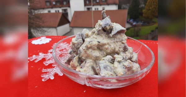 Салат із курячою печінкою та соусом із маринованими огірками: смачно та незвично - INFBusiness