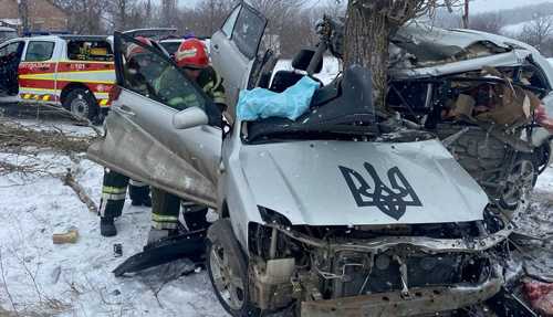 Рятувальники деблокували тіло чоловіка з автівки в Новоукраїнському районі (ФОТО) - INFBusiness