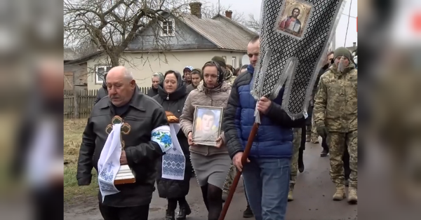 Нещодавно на Тернопільщині поховали чоловіка, який був мобілізований, але вже через дев'ять днів помер в учбовому центрі. Схожа ситуація склалася й на Рівненшині — 29-річного мешканця села Батьків Дубенського району не стало на третій день після мобілізації. Пішов на прийом до лікаря та додому вже не повернувся: мешканець Рівненщини помер на третій день після раптової мобілізації (відео) - INFBusiness