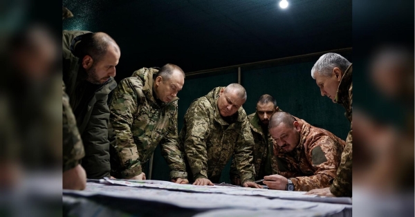 Днями у верхівці армії сталася низка гучних звільнень і призначень — полетіли голови в керівництві ЗСУ, Генштабу, деяких військ і угрупувань. Що стало реальною причиною відставки Залужного та всіх, чиї прізвища ми побачили в указах президента? Версій чимало. Від ревнощів Зеленського до популярності головкома та інших військових і звинувачень, що Залужний дедалі більше перетворюється на політика, до роз’яснень Подоляка, що рішення оновити керівний склад ЗСУ зумовлено «необхідністю переглянути тактику бойових дій, яка не забезпечила в повному обсязі належного результату у 2023 році, й не допустити стагнації на фронті». Яку, до речі, вже констатують всі, окрім владної команди. «Є побоювання, що плануванням війни почнуть займатися Безугла разом з Єрмаком», — політолог Віктор Бобиренко - INFBusiness