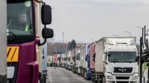 Четвертий місяць блокади: міністр готовий приїхати на кордон з Польщею