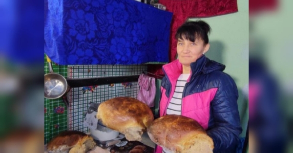 В її будинку завжди неймовірний аромат випічки, а робота кипить на кухні вже від п’ятої ранку… Багатодітна мати з Вінниччини Наталія Бартащук від початку повномасштабного вторгнення пече хліб для українських воїнів. Боронять країну двоє її старших синів. Обоє служать в «Азові». На передову хліб везуть щотижня волонтери, аби на мить подарувати воїнам тепло рідної домівки. Й він став настільки популярним серед бійців, що ті просять передавати буханці ще частіше. «Люди за все життя не встигли б стільки його приготувати, як я за ці два роки»: мати двох бійців «Азову» пече хліб для воїнів - INFBusiness