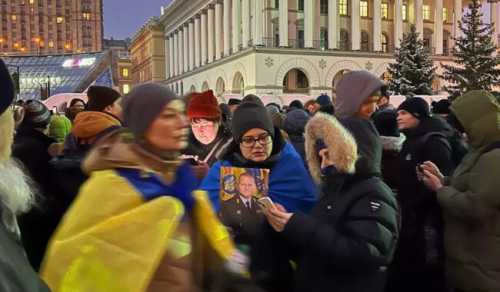 У центрі Києва протестувальники вимагають повернути Залужного - INFBusiness