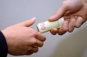 Посадовець Держпродспоживслужби отримав п’ять з половиною років за хабар 8 400 грн
