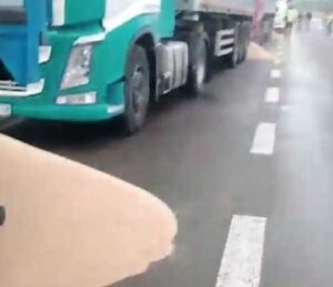 Польські протестувальники зрізають замки з українських вантажівок та висипають зерно
