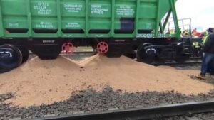 Польські протестувальники на кордоні вже двічі висипали зерно з вагонів