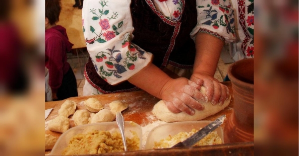 На останньому перед Великим постом тижні (він і останній в процесі святкування Масляної), який в народі назвали Сиропустний або Білий, Набіл (від білого молока), за давньою українською традицією м’яса не вживали, а надавали перевагу молочним продуктам. В цьому році Білий тиждень припадає на 11−17 березня. Традиція пекти тоненькі млинці була властива радянському періоду. А взагалі українською обрядовою їжею вважались вареники з сиром, гречані оладки, налисники, їх їли з маслом або сметаною, запивали маслянкою, промовляючи: «Нехай буде маслянка аби щоранку». Використовували пшеничне або гречане борошно, готували щодня і всюди, щоб впродовж року «жити, як вареник в маслі». В народі казали: «Масляна, Масляна, як на тебе добре жить: вареники з сиром їсти та й ще горілочку пити». Масниця: традиційні стародавні рецепти на сучасний лад - INFBusiness