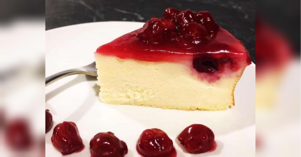 Ця сирна запіканка дуже ніжна, шалено смачна, прямо тане в роті. Вона точно вдасться кожній господині, тому що потребує мінімум продуктів та затрат. Для дітей взагалі ідеальний варіант, ділиться кулінарка Іванна Дьяченко. До речі, нагадаємо рецепт чизкейка по-шведськи. Сирна запіканка з вишнею без борошна та манки: приготуйте та смакуйте - INFBusiness