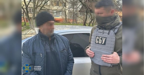 Співробітники Служби безпеки України, яка нещодавно викрила двох агентів фсб, які намагалися підірвати ділянку залізничної лінії, яка сполучає центральні та східні регіони України, затримали чергового зрадника. Хотів втекти за кордон: затримано ексохоронця російської катівні з Херсону - INFBusiness