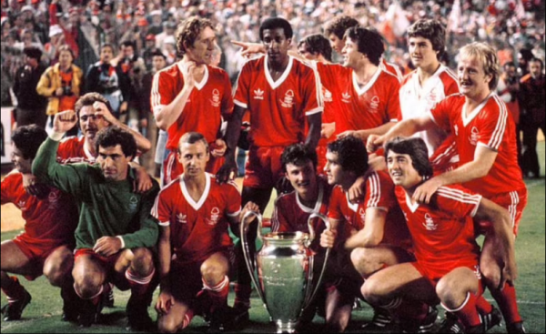 Ларрі Ллойд (другий праворуч у першому ряду) після тріумфу "Ноттінгем Форест" у Кубку європейських чемпіонів 1