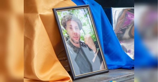 У Трускавці на Львівщині поховали талановитого і перспективного тележурналіста, воїна Петра Цурукіна, котрий загинув у червні 2023 року у важких боях на Запорізькому напрямку. Дев`ять місяців знадобилося для того, щоб тіло героя повернулося до рідного міста. Це був надзвичайно складний, важкий та нестерпно довгий час очікування та надії для мами Петра, сестрички, друзів, колег, знайомих. Але невблаганна доля поставила крапку у короткому, але такому насиченому житті Петра Цурукіна, якому навіки 33 роки, йдеться у некролозі. На Львівщині поховали відомого тележурналіста, який загинув на війні - INFBusiness