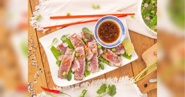 Відомий український шеф-кухар Алекс Якутов, який раніше розповів, як приготувати сало на потапці, поділився рецептом татакі. Татакі від Алекса Якутова: відомий шеф-кухар показав, як можна незвично приготувати яловичину - INFBusiness