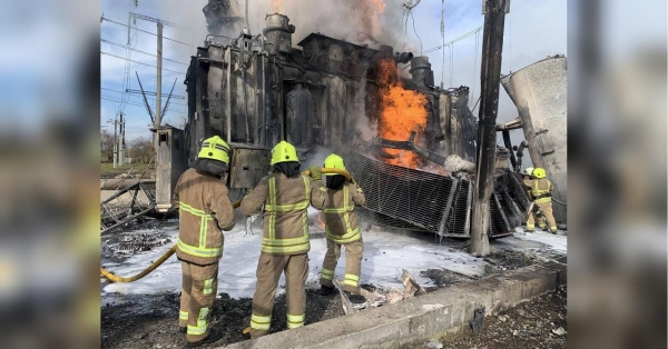 Останніми днями російські загарбники під час ракетних атак били по енергосистемі України. Зокрема, напередодні був атакований ДніпроГЕС, а сьогодні вранці — енергетичний об'єкт на Львівщині. Росіяни ракетними ударами вивели з ладу половину електропотужностей ДТЕК: чим це загрожує - INFBusiness