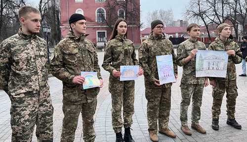 На площі перед кропивницьким театром вшанували пам’ять жертв трагедії, що сколихнула світ (ФОТО) - INFBusiness