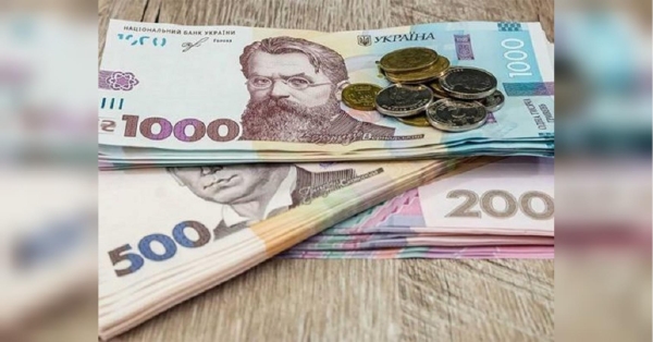 Війна негативно впливає на матеріальний стан українців, особливо на сім'ї тих, хто загинув на фронті. Тому їм важливо знати свої права, в тому числі і на отримання пенсії військовослужбовця. На цьому наголосили у Кабінеті міністрів України. Пенсія загиблого на фронті військового: в Кабміні пояснили, в яких випадках дружина воїна може її отримувати - INFBusiness