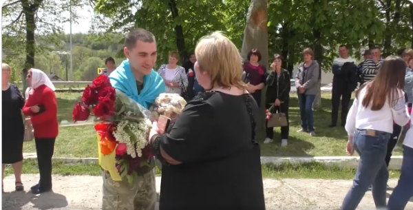 Юрія зустрічало після повернення з полону рідне село Клембівка на Вінниччині. Скриншот з відео 1