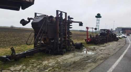 Учасники Всеукраїнської Аграрної Ради привезли знищену російськими військами сільськогосподарську техніку до пункту пропуску «Угринів», що на державному кордоні України з Польщею. Знищену росіянами сільгосптехніку привезли до пункту пропуску «Угринів» - INFBusiness