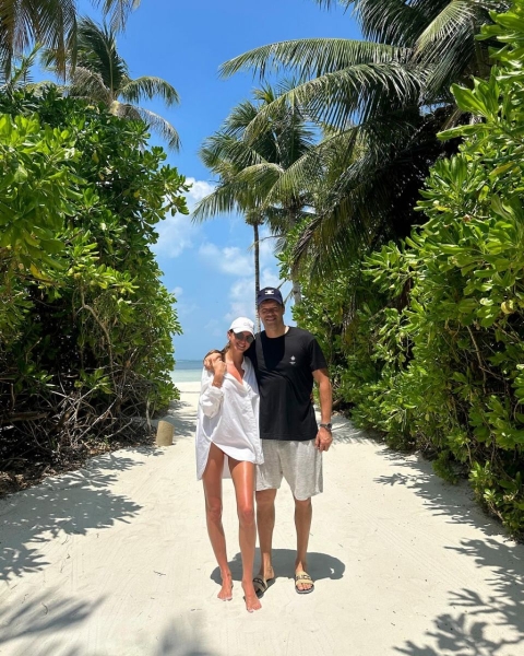 Віцечемпіон світу з футболу у складі збірної Німеччини 47-річний Міхаель Баллак продовжує зустрічатися з 22-річною красунею-моделлю Софією Шнайдерхан — колишньою дівчиною свого загиблого сина Еміліо. 1