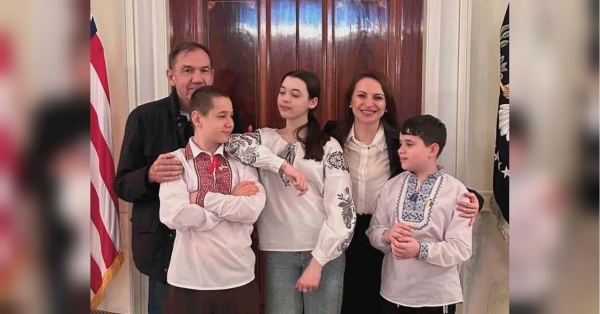 Хлопчик разом з сусідкою поховав біля будинку свою маму, вбиту рашистами: дитина з Маріуполя розповіла про пережите конгресменам США - INFBusiness