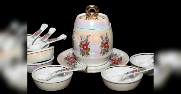 Мабуть, всім відомий вираз «Як мед, то й ложкою». Цей продукт смачний та корисний, якщо вживати його до міри. Нині у продажу є чимало різновидів меду: акацієвий, липовий, соняшниковий, гречаний, з різнотрав’я, лавандовий, розмариновий… У Стародавній Греції мед вважався їжею богів. Його оспівували у своїх відомих творах Гомер та Овідій, а Гіппократ використовував для лікування різноманітних захворювань. Авіценна радив поєднувати мед з волоськими горіхами та вважав таку композицію еліксиром молодості. Про особливі властивості меду, завдяки яким поліпшується здоров'я людини, писав й Арістотель. «Бачити уві сні бджіл — до успіху, вулик з бджолами — до багатства»: колекціонерка фарфору Людмила Карпінська-Романюк про набори для меду - INFBusiness