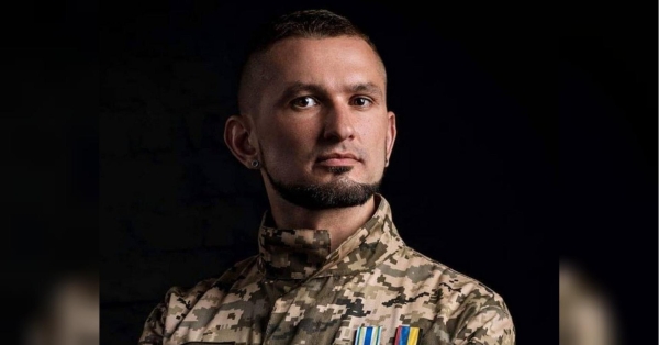 Коли сказала кільком знайомим, що планую брати інтерв’ю у військового-гея, почула щось на кшталт «фу, гидота, навіщо воно тобі, невже нормальних хлопців не вистачає?» І це в часи, коли нас по-справжньому має хвилювати лише одна тема — просування росіян на фронті й, не дай Боже, втрата державності. Дивно, що ми завжди підкреслюємо свою вдячність кожному, хто захищає країну, причому акцентуємо, що не мають значення їхні віросповідання, національність та інше, однак тих, хто трошки відрізняється від нас, намагаємося не помічати. «Оборонці України бувають і геями, тому сприйміть нас такими, якими ми є», — голова об’єднання «Українські ЛГБТ-військові» Віктор Пилипенко - INFBusiness