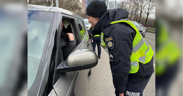 Патрульні поліцейські мають право зупинити водія не лише за пррушення ПДР, але й для проведення превентивного заходу — поверхневої перевірки. Зупинка на вимогу поліцейського: як водієві не отримати штраф «на рівному місці» - INFBusiness