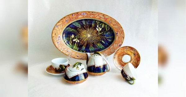 Олена Жернова — відома одеська художниця-фарфористка. Розписує вироби по готовій основі. Її — статуетки, сервізи, арт-мініатюра — вражають красою та вишуканістю. Серед витворів мистецтва художниці — статуетки, сервізи, тарілки… Роботи Олени Жернової не раз брали участь у масштабних вітчизняних музейних виставках. У 2018 році були представлені у масштабному проєкті Асоціації дослідників фарфору «Порцеляновий ренесанс України», котрий проходив протягом року в п’яти музеях — у Києві, Харкові, Чорноморську (Одещина), Вінниці, Івано-Франківську. У 2019 році Олена Жернова отримала спеціальний приз у міжнародному Бієнале в Музеї гончарства, де були представлені її сервізи, створені за мотивами творчості Лесі Українки. «Розписані мною сервізи на дві персони я назвала сервізами для закоханих», — художниця Олена Жернова - INFBusiness