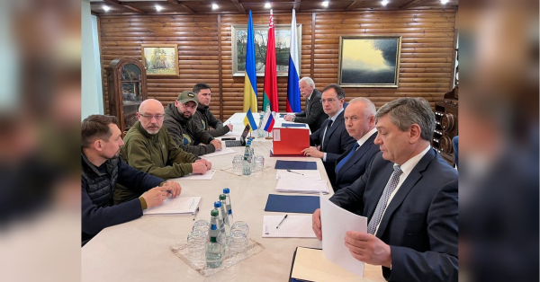 Вже на п’ятий день широкомасштабної війни в білорусі в урядовій резиденції в Біловезькій Пущі почалися переговори між Україною та росією. Це тоді вселило надію на швидке закінчення війни, люди казали, що через тиждень, два тижні, місяць цей жах завершиться. Чому не завершився досі? Як довго тривали переговори, які давали шанс на мир? Хто і якими діями зробив подальші перемовини неможливими? Про це в інтерв’ю «ФАКТАМ» розповів на презентації книги «Вторгнення 2022. Широкомасштабна агресія Росії проти України» її автор, старший науковий співробітник Інституту історії НАНУ кандидат історичних наук Володимир Головко. «На третій день великої війни рф заявила, що готова вести переговори з Україною»: чому у 2022 році не вдалося укласти мирну угоду - INFBusiness