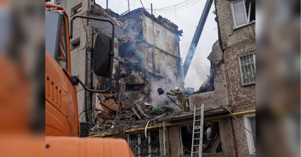 У місті Суми, де оголошено дні жалоби за загиблими під час атаки БПЛА 13 березня, з-під завалів зруйнованого під'їзду п'ятиповерхового житлового будинка дістали тіло ще одного загиблого. Зросла кількість жертв удару дронів по Сумах (фото, відео) - INFBusiness