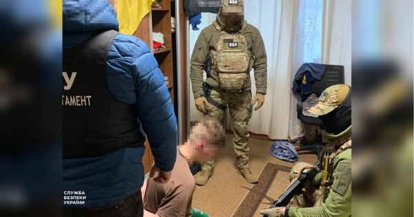 Російська фсб не відмовляється від спроб отримати інформацію про оборону Київщини — СБУ вдалося викрити агента, якого фсб намагалася «завести» до складу Сил оборони України, «влаштувавши» його на посаду у поліції столичного регіону. У разі успішного зарахування на службу фігурант мав збирати інформацію про підрозділи правоохоронного органу, насамперед ті, що входять до «Гвардії наступу» МВС України, а також сподівався отримати більше «можливостей» для збору даних про особовий склад та переміщення військової техніки ЗСУ. СБУ затримала російського «крота»: намагався влаштуватись до поліції і шпигувати за військовими - INFBusiness