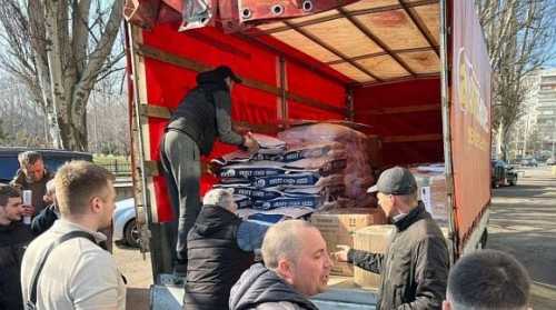 У межах проєкту «Згуртовані громади», який реалізує Всеукраїнська асоціація громад за підтримки Програми USAID з аграрного та сільського розвитку (АГРО), насіннєвих компаній Bayer, GowanSeeds, EnzaZaden, Syngenta, в межах Ініціативи «Стійкість сільського господарства» (АГРІ-Україна), напередодні весняної посівної мешканці Донецької області в постраждалих від війни громадах та вимушені переселенці отримали безкоштовне насіння овочевих культур. Мешканці Донеччини отримали гуманітарну допомогу у вигляді насіння овочевих культур - INFBusiness