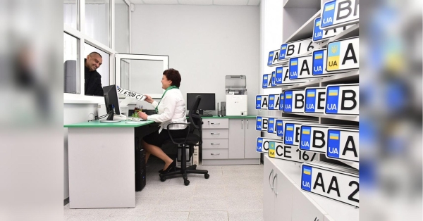 Вже незабаром в Україні дозволять приватному бізнесу виготовляти нові номерні знаки, що знаменує собою значну зміну в процедурі реєстрації транспортних засобів. При цьому буквено-цифрові комбінації для автономерів, як і раніше, будуть присвоюватися сервісними центрами МВС, проте самі номерні знаки вироблятимуться сторонніми компаніями. В Україні з'являться нові серії автономерів: у чому їх особливість та як зареєструвати - INFBusiness