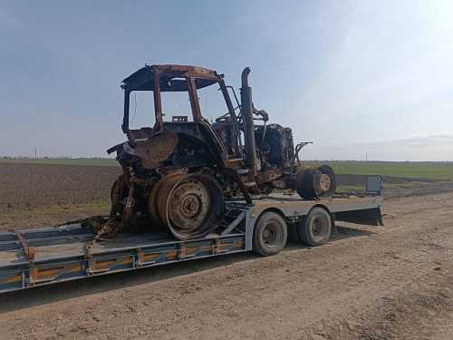 Учасники Всеукраїнської Аграрної Ради привезли знищену російськими військами сільськогосподарську техніку до пункту пропуску «Угринів», що на державному кордоні України з Польщею. Знищену росіянами сільгосптехніку привезли до пункту пропуску «Угринів» - INFBusiness