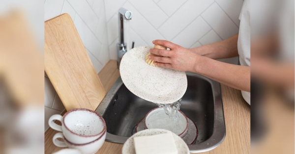 Давайте трохи поговоримо про жир, який дуже важко видалити з посуду, але цілком можливо. Видалити настирливий жир можна буде за допомогою бюджетних способів, пише Mommy hates cooking. Прості способи видалення жиру з посуду: допоможуть мило, оцет та сода - INFBusiness