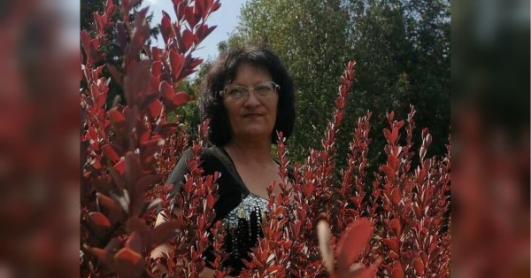 Ввечері 12 березня війська рф вчергове поцілили ракетами по Кривому Розі. Прилетіло у спальний район міста, де нема жодних військових об'єктів. Відомо про понад півсотні поранених цивільних, серед яких семеро — діти. На жаль, п’ятеро осіб загинули. Жертвою російських окупантів стала й зооволонтерка Анжела Чувпило. Багато хто бачив кадри, де на асфальті лежало її тіло, а син плакав, впізнавши маму за одягом… В останні хвилини життя жінка, як завше, вигулювала собаку… 14 березня у Кривому Розі був днем жалоби, а на місце удару люди досі продовжують нести квіти, іграшки, лампадки… «На асфальті лежало тіло, а син плакав, впізнавши маму за одягом»: від російської ракети загинула 55-річна зооволонтерка з Кривого Рогу - INFBusiness