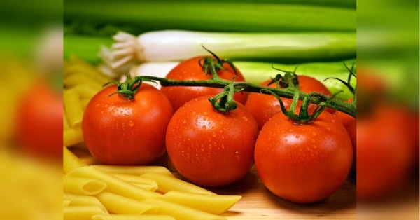 Березень — час висадки розсади томатів, яка потребує правильного догляду, щоб урожай був добрим. Втім, уваги вони вимагатимуть і після висадки у ґрунт. Достатньо полити раз на тиждень: як приготувати диво-відвар для зростання томатів - INFBusiness