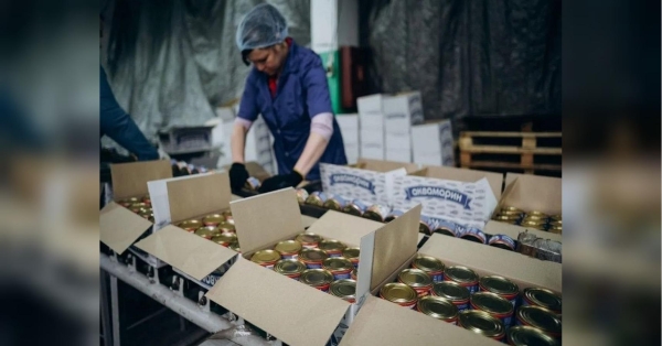 Засновник групи компаній «Інтеррибфлот» Григорій Луцай та співвласник Андрій Чуклін поділилися деталями роботи підприємства в умовах війни. Зокрема, вони розповіли «ФАКТАМ» про бренд рибних консервів «Аквамарин». За їхніми словами, наразі він відіграє важливу роль у забезпеченні продовольчої безпеки країни. «Це не просто їжа»: Григорій Луцай та Андрій Чуклін розповіли про роботу «Інтеррибфлот» під час війни - INFBusiness