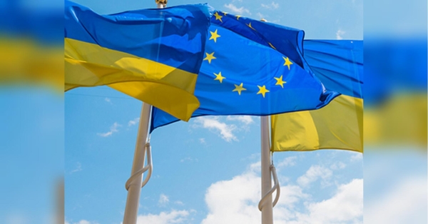 Чи може Європа заповнити прогалину, залишену Сполученими Штатами в Україні? Це питання вже давно хвилює європейських чиновників, які дивляться через Атлантику і бачать блокування фінансування та потенційне повернення Дональда Трампа. Це питання, на яке намагається відповісти Європейський Союз. На саміті Європейської ради цього тижня блок погодився вивчити нові шляхи залучення коштів для України — в тому числі шляхом залучення боргових зобов'язань на фінансових ринках і, що є суперечливим, використання прибутку від заморожених російських активів. Прем'єр-міністр Бельгії Александр Де Кроо заявив, що існує відкритість, «принаймні з нашого боку» до нових шляхів фінансування, і підкреслив, що Європа не може «чекати, поки США приймуть рішення за нас», пише CNN. Європа намагається заповнити діру у фінансуванні України — ЗМІ - INFBusiness